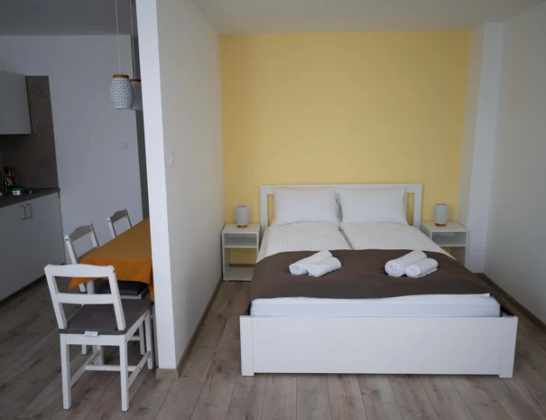 floratrio_apartman_sunflower_bedroom_1_1600x1067