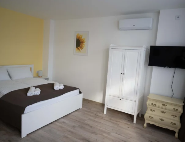 floratrio_apartman_sunflower_bedroom_2_1600x1067