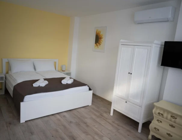 floratrio_apartman_sunflower_bedroom_3_1600x1067