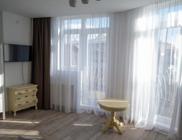 floratrio_apartman_sunflower_livingroom_5_1600x1067